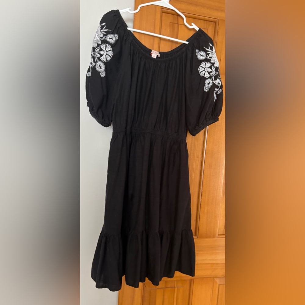 Knox Rose Black dress with embroidery! Size Large!